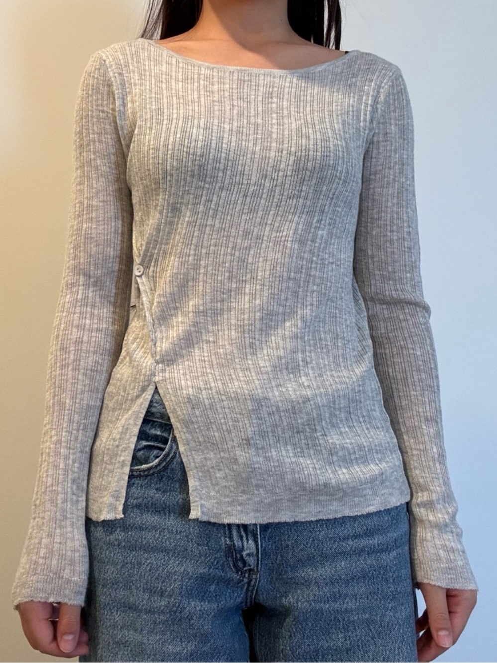 Ribbed Side-Slit Long Sleeve Top in Heathered Light Gray